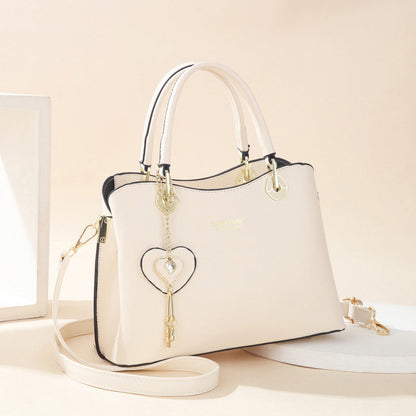 👜30% RABATT NU! ✨Elegant damväska med glänsande hjärtformad berlock