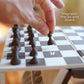 ✨ 50 % RABATT JUST NU✨ Internationell magnetisk schacklåda – Bärbart schackspel förklätt till bok med hopfällbart stativ ♟️📚