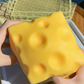 Extra stor ostformad squishy stressleksak