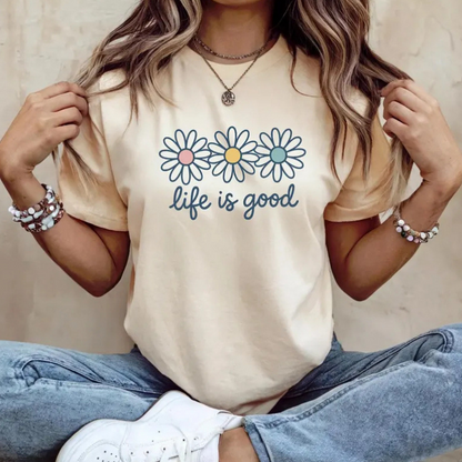 ✨50% RABATT! ✨”🌼Livet är härligt😊” T-shirt med tusensköna-motiv