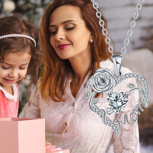 ✨50% RABATT! ✨Halsband med hänge i form av ett rosenhjärta med texten ”Mom”