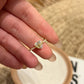 Elegant silverring med hjärtdetalj och rosett