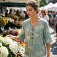 👚 Sommarblus för damer med blommönster och volangärmar — Lätt blus med V-ringning och kaskadvolanger