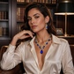 Set med halsband och örhängen med glittrande droppformade hängsmycken