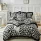 🐆 50 % RABATT NU! 🛌 Leopardmönstrat påslakan set med volanger – Mjukt tyg, snygga volangdetaljer och levande mönster – Perfekt för en djärv och mysig sovrumsrenovering ✨