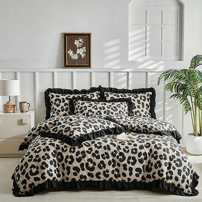 🐆 50 % RABATT NU! 🛌 Leopardmönstrat påslakan set med volanger – Mjukt tyg, snygga volangdetaljer och levande mönster – Perfekt för en djärv och mysig sovrumsrenovering ✨